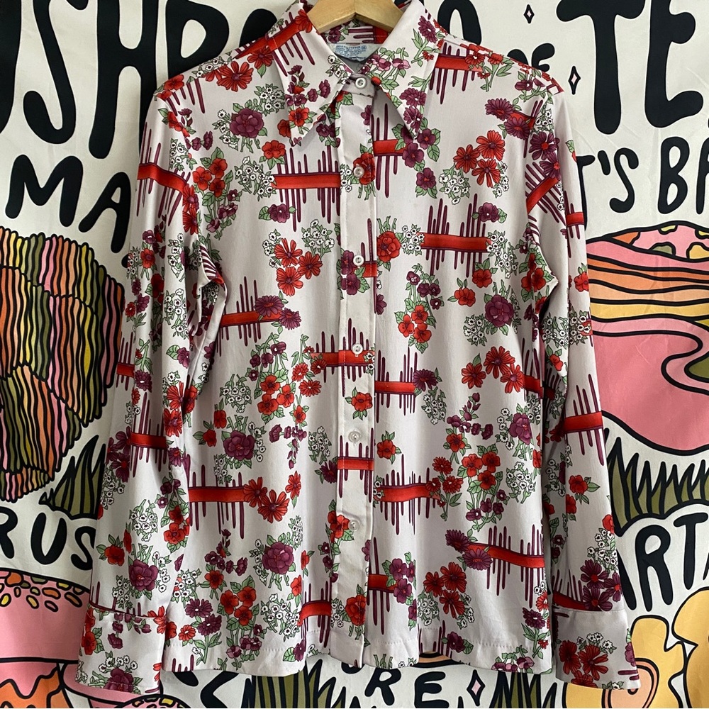 Lovely 70s vintage blouse in a floral print